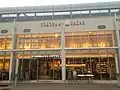 YOKOHAMA BAZAR（中央のテナントはスターバックスコーヒー）