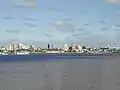 ウォーターフロントから市街を眺望する