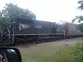 イリノイ・セントラル鉄道の6000号機関車（EMD SD40-2型）がミシガン州スクールクラフト (Schoolcraft)でカナディアン・ナショナル鉄道の北行貨物列車を待ち合わせているところ