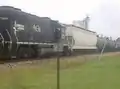 スクールクラフトにてイリノイ・セントラル鉄道の9636号機関車（GP38-2型）が北へバトル・クリークへ向かうところ