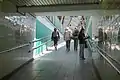 屋外中間プラットホームへの通路（2014年7月12日）