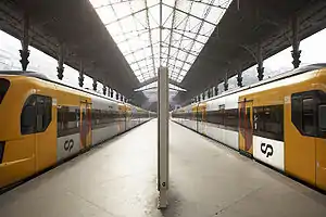 ポルトの近郊電車UME3400形、São Bento 駅にて撮影。