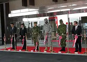中央即応集団司令部新庁舎落成に伴うテープカット(2013年3月26日)