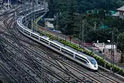 北京西駅を発車するCRH2E型寝台列車