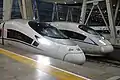 CRH380CL(前)。CRH380BL(奥)とはヘッドライトの位置など前面の構造が大きく異なる。