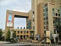 メインエントランス広場と建物低層部（ペデストリアンデッキより撮影）
