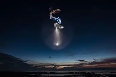 宇宙に上昇するCRS-15