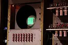 小型CRTに緑の矩形に見える部分があるが、そこにダッシュとドットが並んでいる。その下に8×5の格子状に40個の赤いスイッチがある。