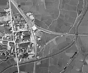 1961年当時の寺田駅。予定されたデルタ線用の路盤が写っている。帰属:国土交通省「国土画像情報(カラー空中写真)」配布元:国土地理院地図・空中写真閲覧サービス