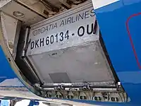 エアバスA320のロワーデッキ内のULD。ロワーデッキの丸みに合わせて下部の角を切り落した形状となっている。