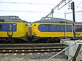 貫通扉を使用していない状態（右が更新車、左が未更新車）