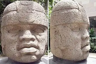 立体像、石像、彫像、人頭像の例オルメカの巨石人頭像。