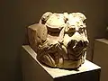 狛犬のような牙のある犬の頭部