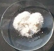 時計皿の上にのせられた白色粉末
