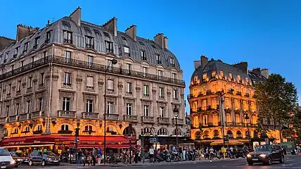 (厳密には5区側の)サン＝ミシェル広場のカフェ・ル・デパール (Cafe Le Depart St.-Michel)