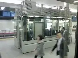 駅ホームに設置された喫煙室
