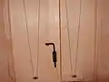 打面の裏側の弦（サウンドホールから内部を覗くようにして撮影したもの）