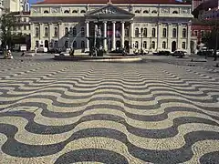 リスボンの黒い玄武岩と白い石灰岩のポルトガル語の舗道limestone in Lisbon