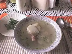 コリアンダーの葉を添えたカルドデコスティラ