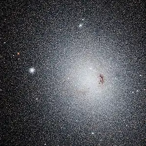 HSTのWFC3によって撮像された矮小楕円銀河NGC 185。
