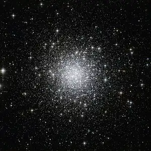 ハッブル宇宙望遠鏡 (HST) の掃天観測用高性能カメラ (ACS)で撮像された球状星団NGC 7006。