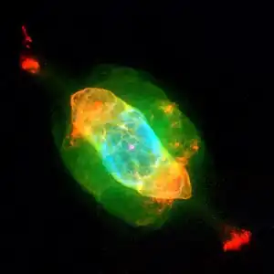 1996年に HST の広視野惑星カメラ2 (WFPC2) で撮影された惑星状星雲NGC 7009。左右に突き出た構造が土星の環を想起させることから「土星状星雲」の別名で知られる。