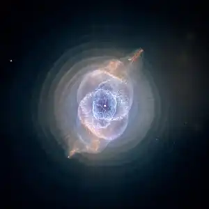 2002年にHSTのACSで撮像されたNGC 6543。双極状のジェットや幾層にも重なる同心球状のガス殻、衝撃波で励起されたガスなどの複雑な構造を確認できる。
