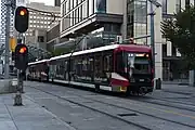 併用軌道を走行するS200（2022年撮影）