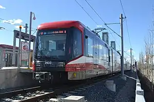 サドルタウン駅に停車する新型車両のS200