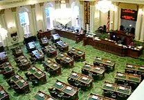 カリフォルニア州議会の本会議場(左: 上院, 右: 下院)