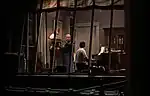 『裏窓』（1954年）作曲家の部屋で時計のネジを巻く。