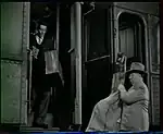 『見知らぬ乗客』（1951年）コントラバスを抱えて列車に乗ろうとする。