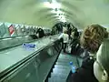 ホームへのエスカレーター