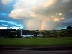 降水雲。虹が架かっている