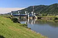 揖斐川への合流部の少し北側に設置されている津屋川の水門