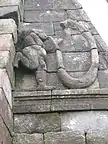 西門の左右にある怪物の彫像左:「門の怪物が人を喰う」右:「門の怪物が蛇の尾を齧る」