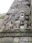 西門の左右にある怪物の彫像左:「門の怪物が人を喰う」右:「門の怪物が蛇の尾を齧る」