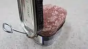 開缶したコンビーフ