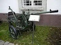 牽引状態のブレダM35機関砲。砲架の下部にある車輪は、射撃準備時に取り外す。