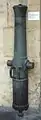 前装施条野砲"Canon de campagne de 4 rayé modèle 1858, L' Aubry"。口径：86 mm、全長：1.43 m、重量：327 kg、砲弾重量：3.7 kg。青銅製・1859年トゥールーズで鋳造。