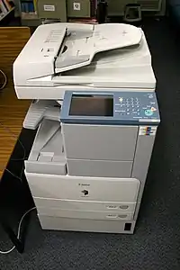 コピー機とプリンター・スキャナー・FAXが一体になった複合機（2004年）
