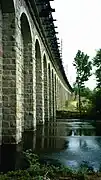 片道式の鉄道デッキとCanton Viaductのフェンス