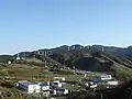 展望台から望む内陸側の様子 風力発電の風車群が見える(2007年10月)