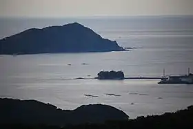 横山展望台から望む英虞湾の矢取島と御座岬(2014年12月15日)