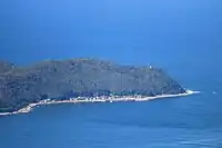 立石岬(右端)、高台に立石岬灯台