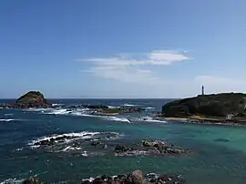 爪木崎と爪木崎灯台左の小島は爪木島