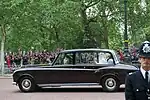 新郎は、弟（左）とともにベントレーで入場した。新婦は、父（右）とともにロールス・ロイスで入場した。