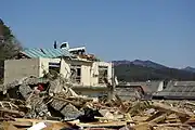 建物の屋上に乗り上げたトラック