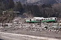 停車していた女川駅から山側に流された列車(2011年3月30日)