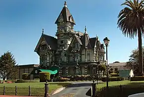 カリフォルニア州ユーレカにある カーソン邸は、1884年から86年にかけて、 アン女王様式の最高の実例の1つと広く見なされていた。
